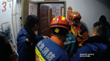 河南洛阳:煤气中毒4人晕倒在家119、120联动救援(1).gif